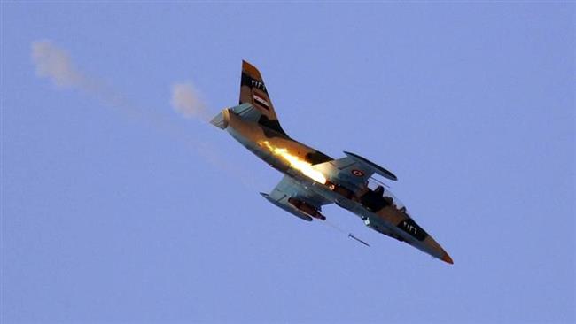 Aviones sirios destruyen 36 camiones cisternas de Daesh