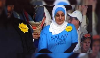طرد أمرأة مسلمة من مهرجان خطابي لدونالد ترامب