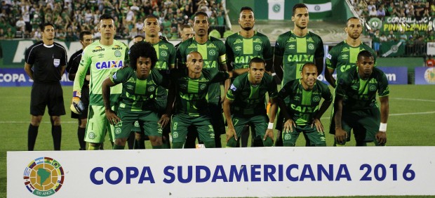 El avión del Chapecoense se estrella en Colombia: 6 supervivientes y 75 muertos