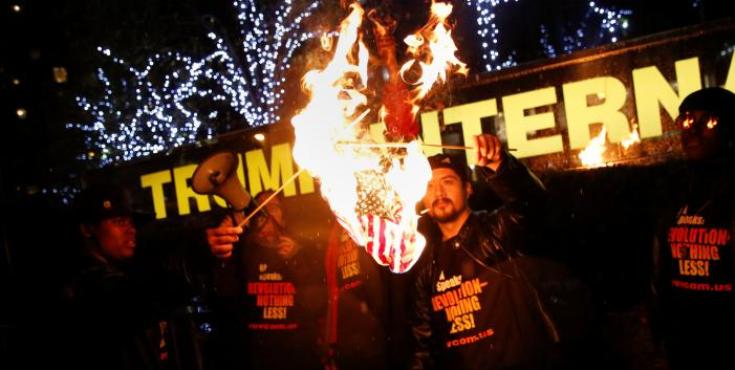 Activistas de izquierda queman banderas de EEUU frente a hotel de Trump