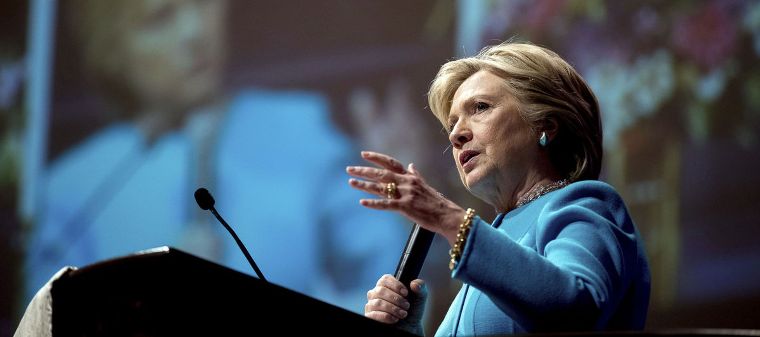 FBI no procesa a Clinton tras revisar nuevos correos electrónicos