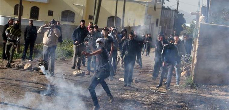 50 palestinos heridos en choques con fuerzas israelíes en Al-Quds