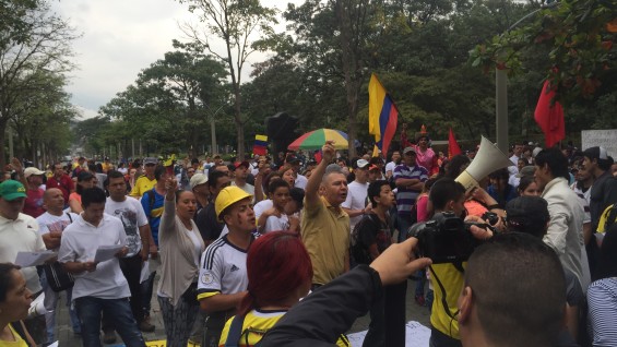 Cientos de colombianos protestan por políticas económicas del presidente Santos
