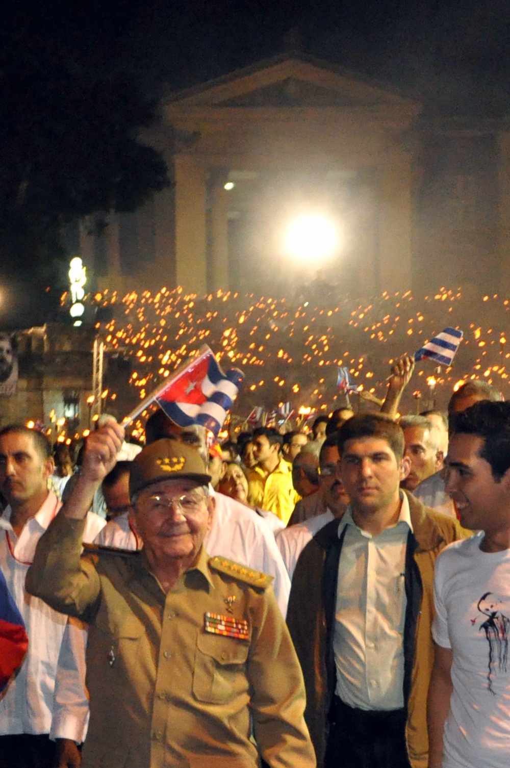 Cubanos homenajean a su héroe José Martí en vísperas de su 163 aniversario