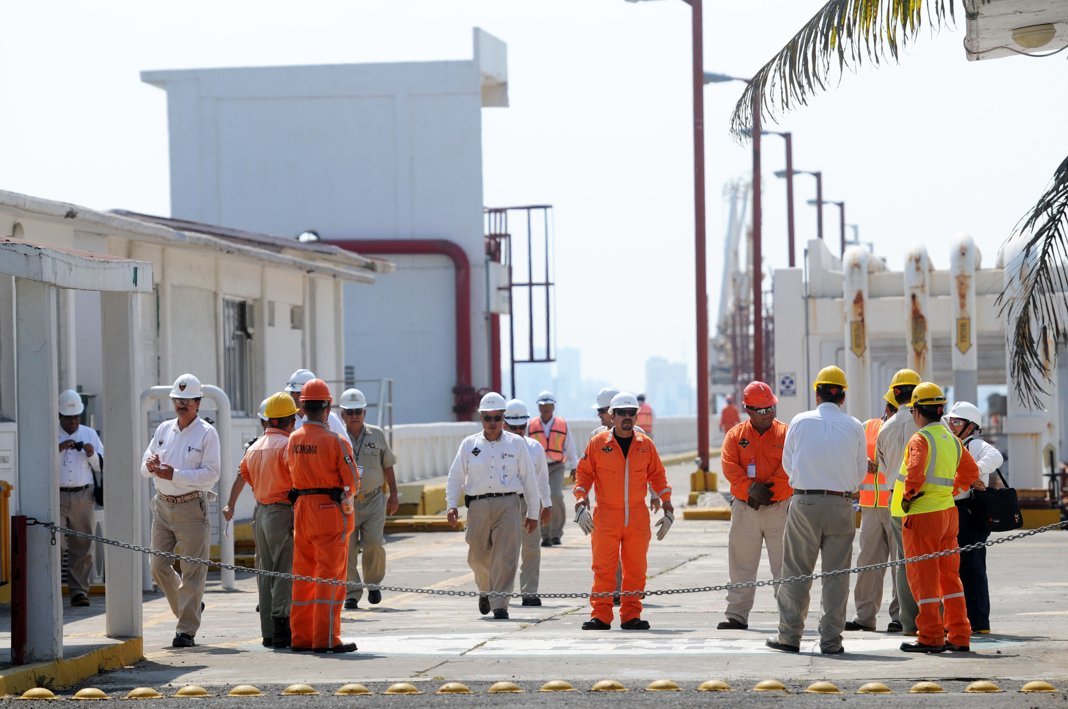 Gobierno mexicano despedirá a 25.000 empleados, 10.000 de ellos de la petrolera Pemex