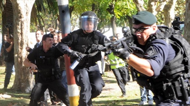 Policía argentina reprima a manifestantes que rechazaban despido masivo de empleados públicos