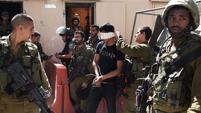 Fuerzas israelíes arrastran a 33 palestinos durante redadas nocturnas