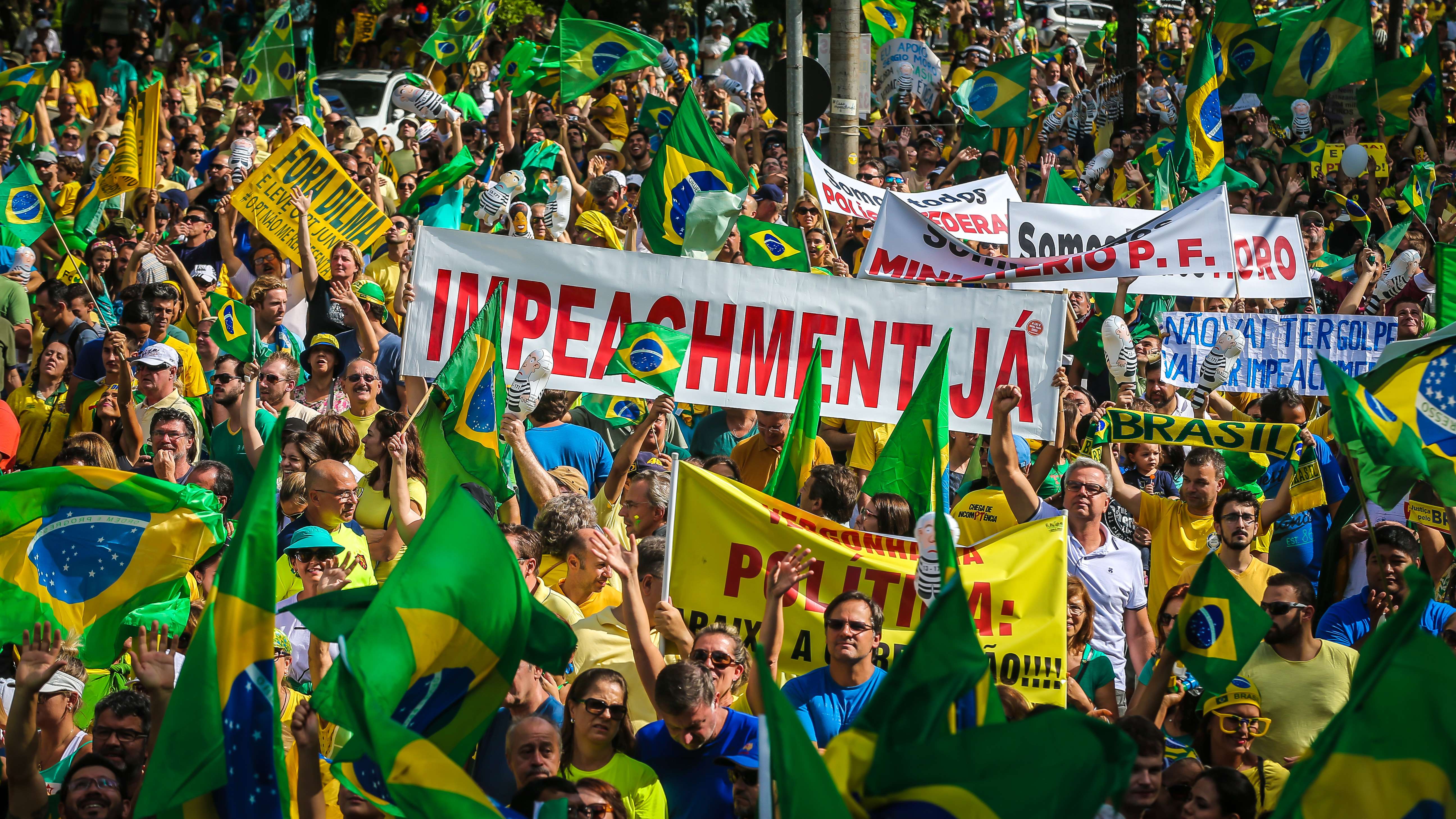 Oposición exige la renuncia de Rousseff mientras sus partidarios le apoyan en Brasil