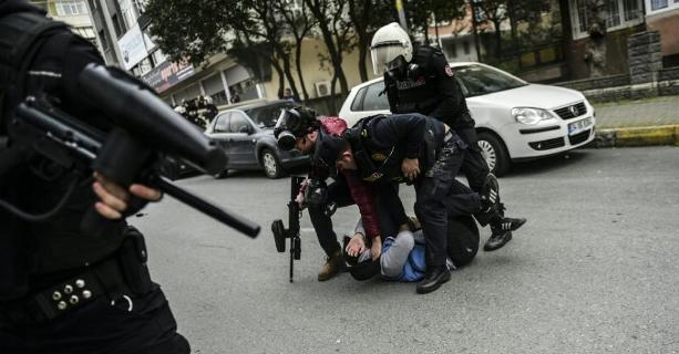 Policía turca reprime protestas kurdas contra la prohibición de festejar el Año Nuevo