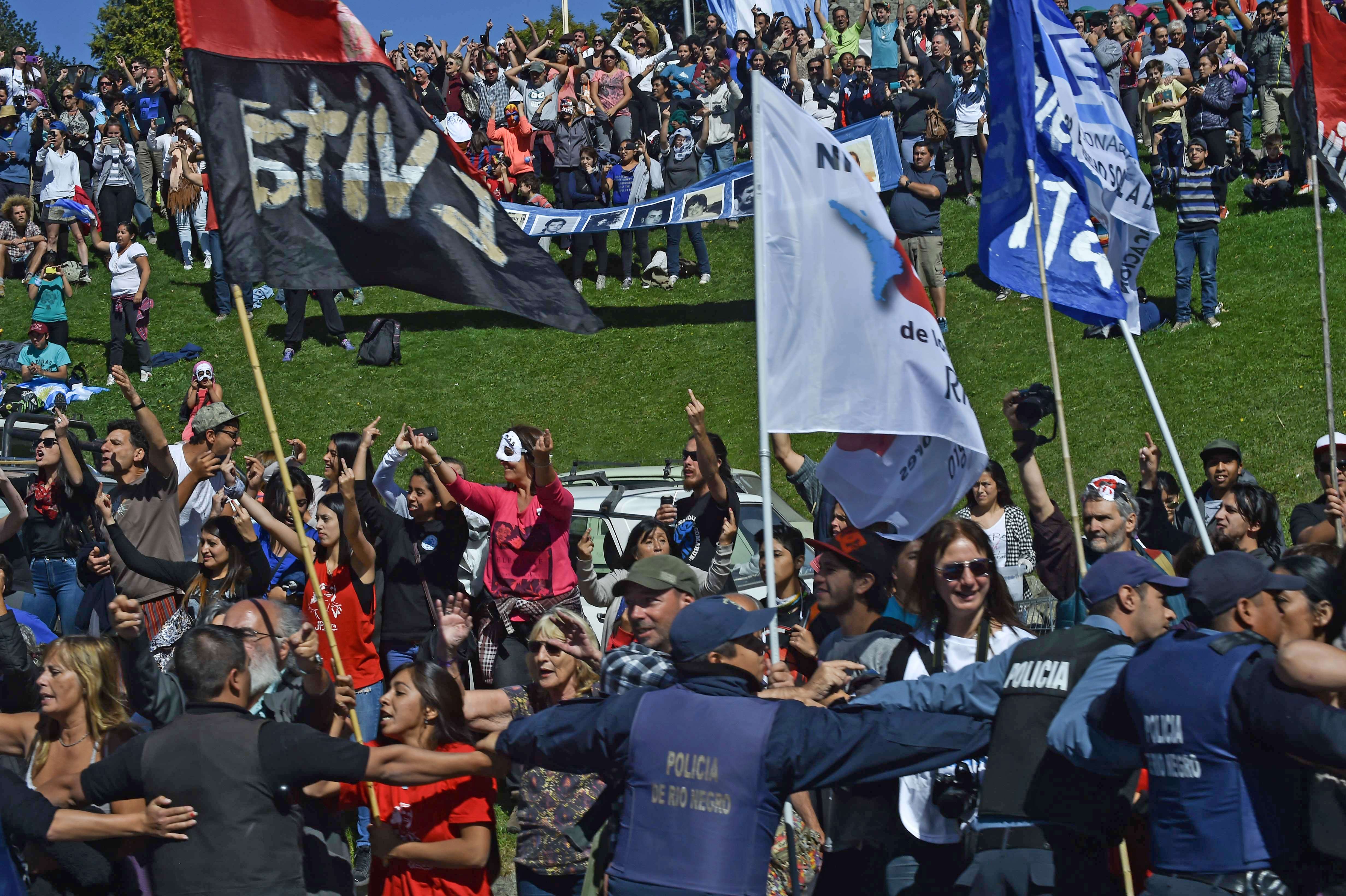 Ciudad argentina de Bariloche recibe al presidente de EEUU con manifestaciones y protestas