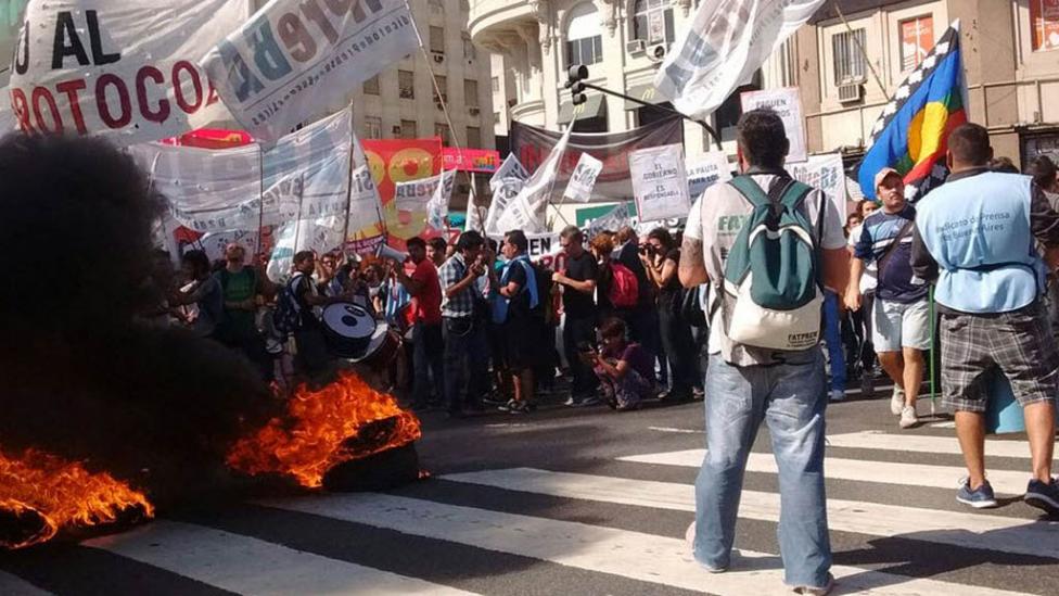 Periodistas protestan contra el masivo despido en los medios de comunicación en Argentina