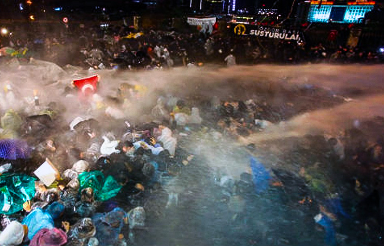 Tear Gas Only Answer of Turkey Police to Journalists