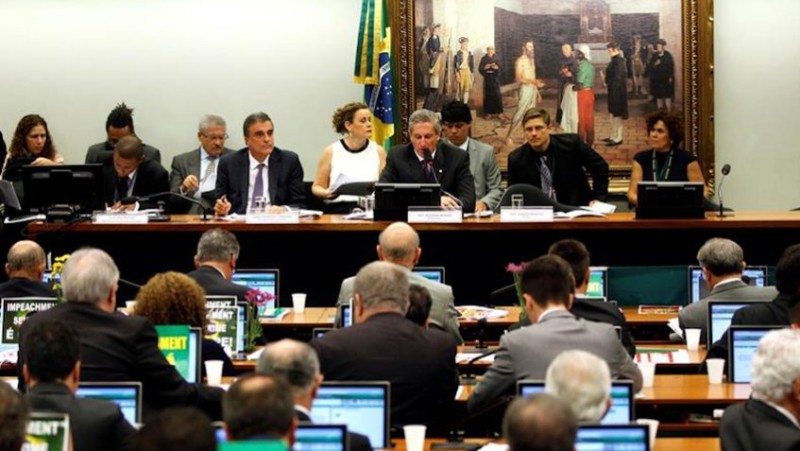 En Brasil, comisión parlamentaria vota por abrir juicio político contra Rousseff