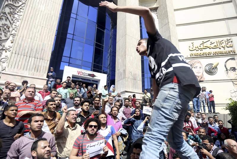 Policía egipcia reprime protestas contra el regalo de dos islas a Arabia Saudí