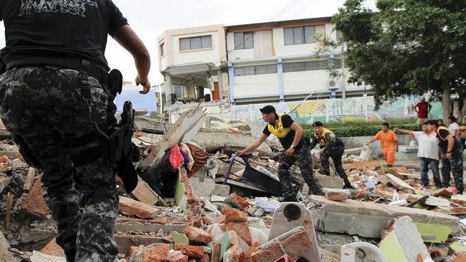 Suman 272 muertos por el terremoto en Ecuador