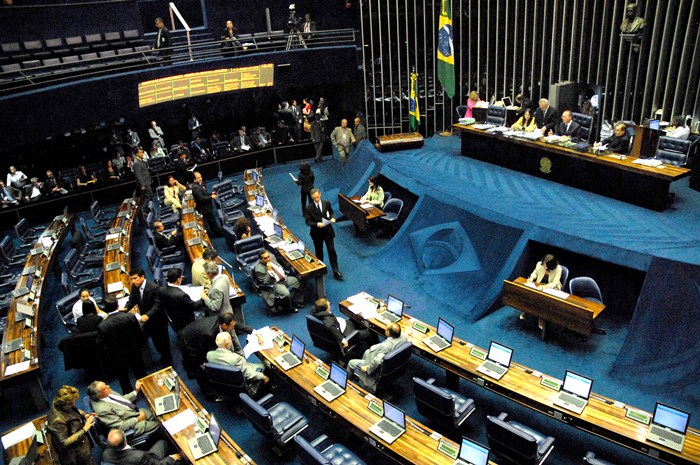 Senado de Brasil instala una comisión para el impeachment de Rousseff