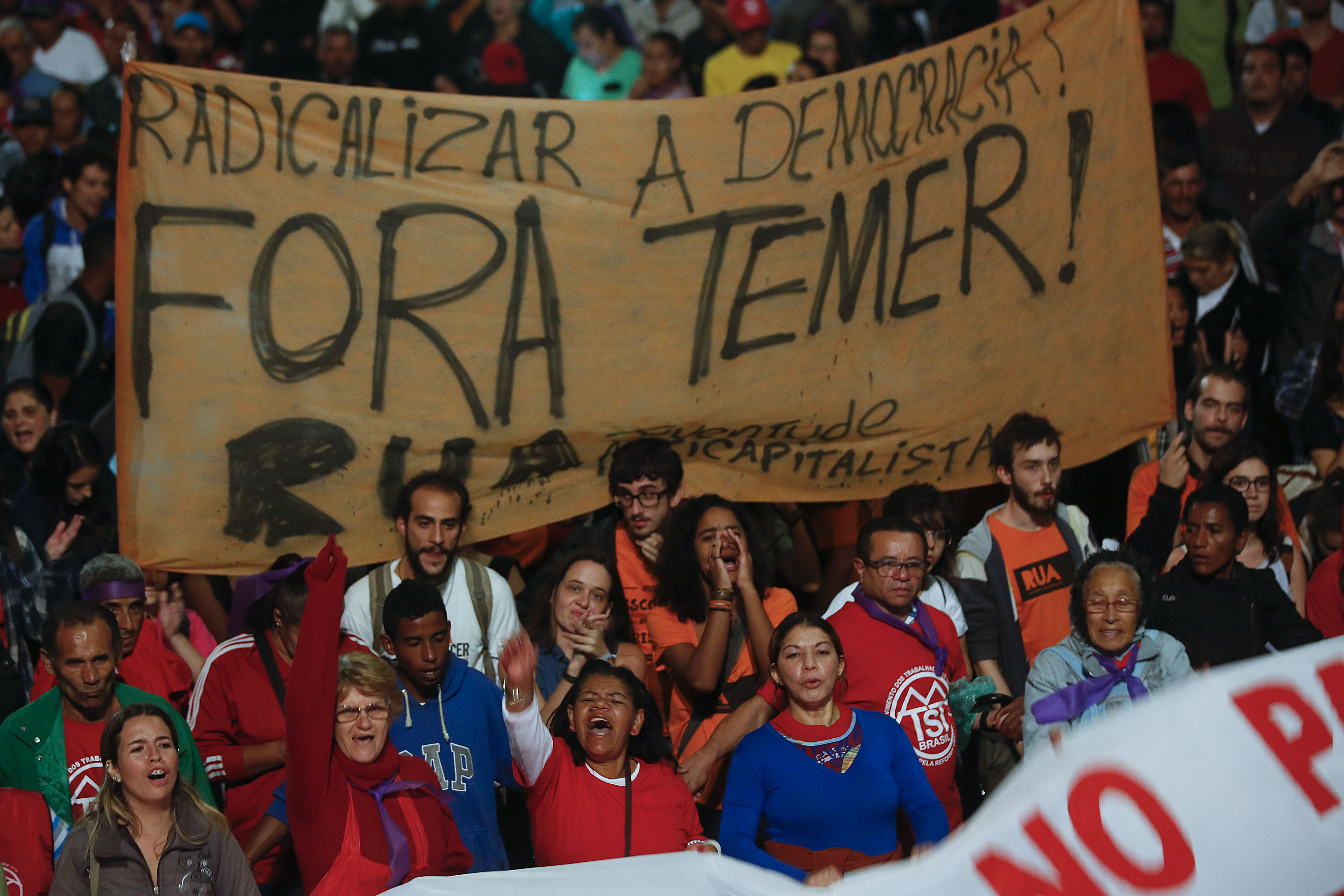 Miles de los brasileños protestan contra Temer y en apoyo de Rousseff