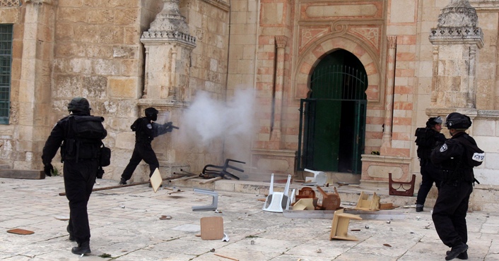 Fuerzas Israelíes atacan la Mezquita Al-Aqsa por tercer día consecutivo
