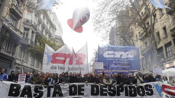 Varios sectores argentinos protestan contra el Gobierno por la crisis en mercado laboral