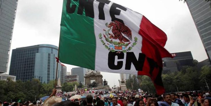 Maestros mexicanos marchan antes de la primera mesa de trabajo con Segob