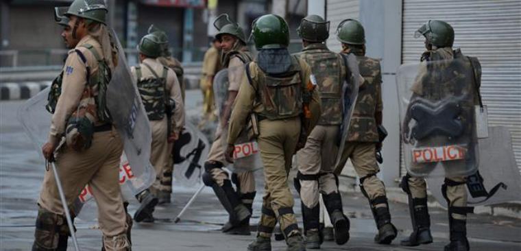 La India envía 2000 fuerzas de reserva de la Policía a Jammu y Cachemira