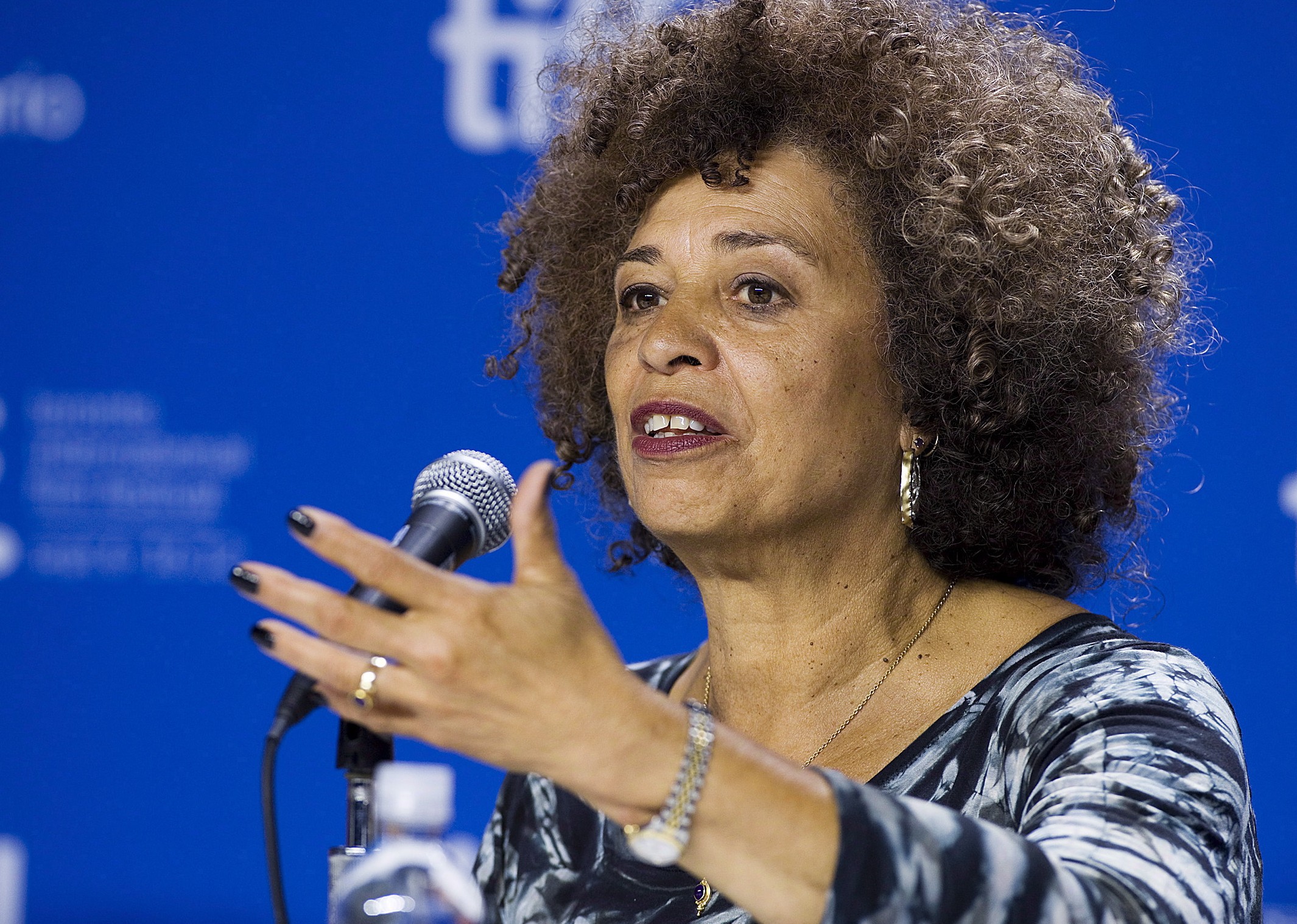 Angela Davis: "Nunca he estado feliz de verme asociada a EEUU"