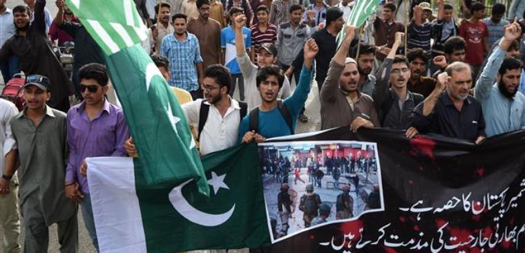 Paquistaníes protestan contra matanzas en Cachemira administrada por La India