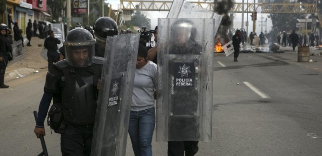 Policía de México arresta a 25 maestros durante protestas contra la reforma educativa