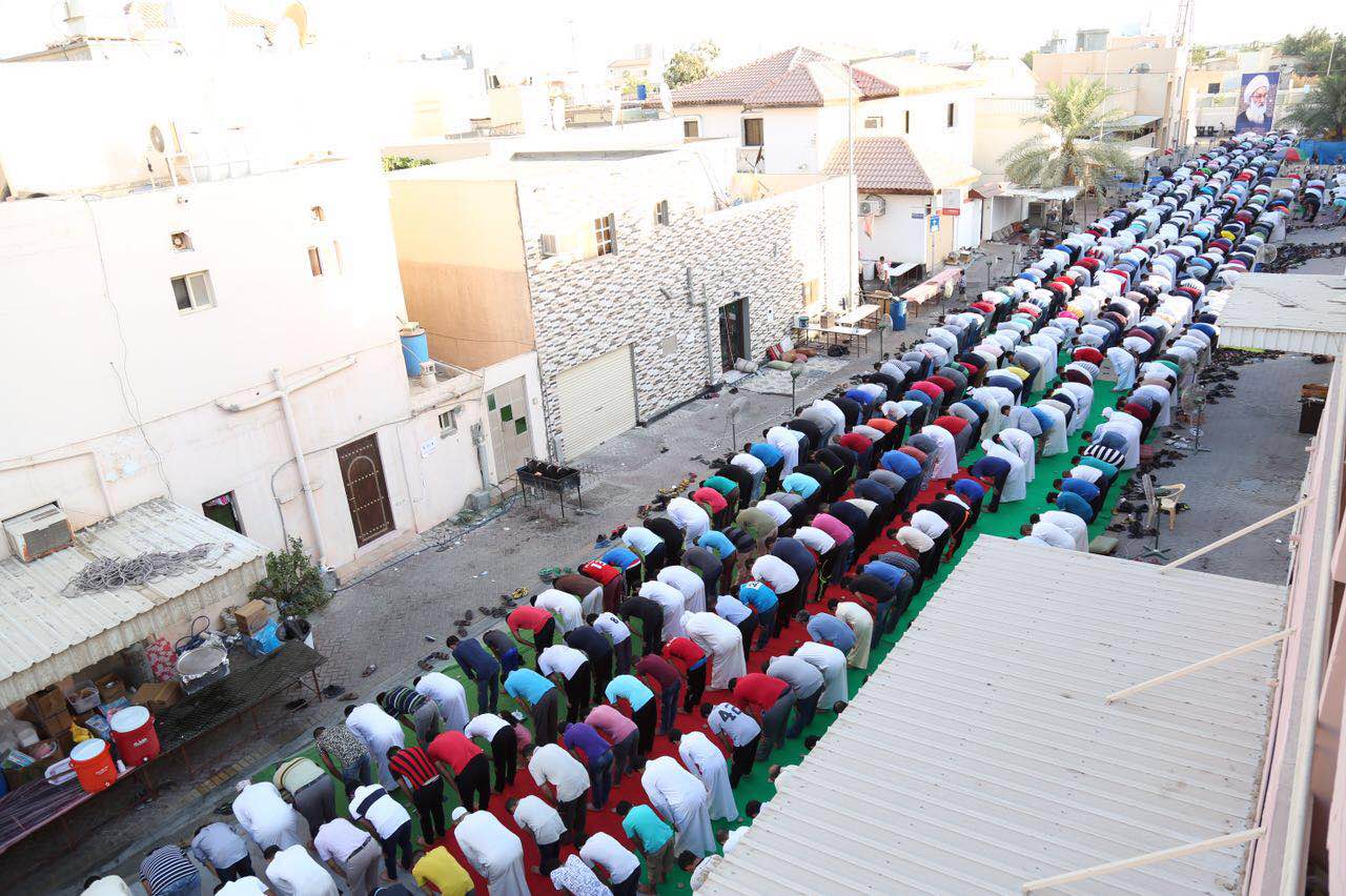 Bahrainis Defy Regime, Perform Eid Prayers Outside Ayatollah Qassem’s Residence