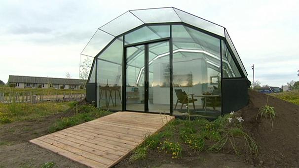 Vivir en una casa de cristal con luz natural