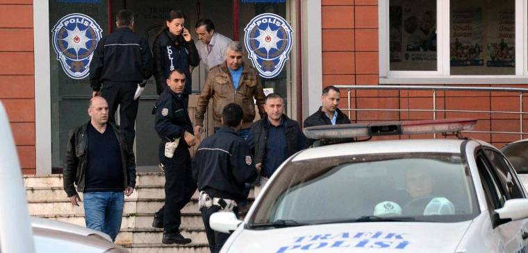 Policía turca ataca 44 empresas en Estambul en pesquisa tras el Golpe de Estado