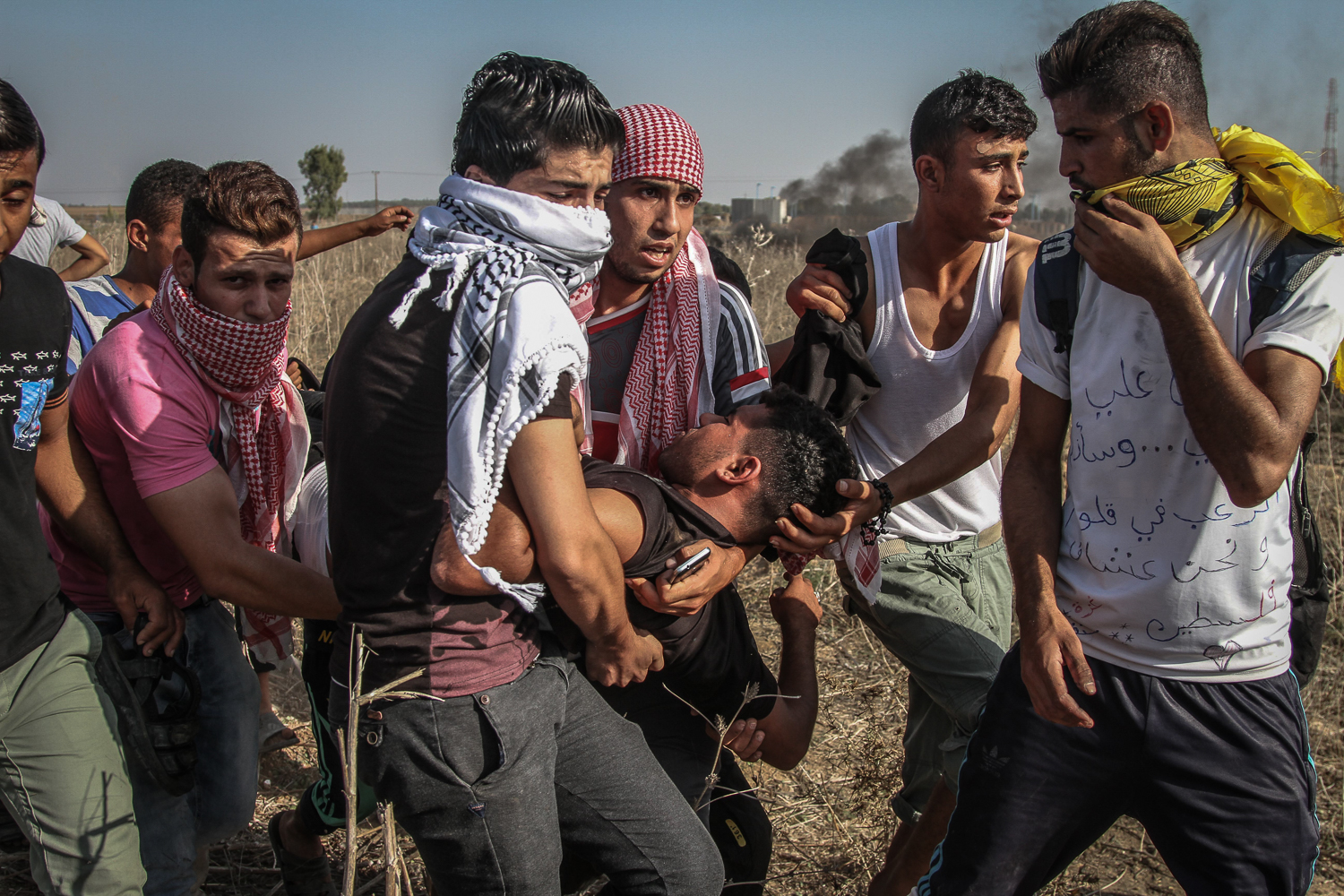 Decenas de los palestinos resultaron heridos en enfrentamientos con soldados israelíes