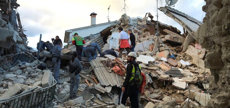 Fuerte terremoto en Italia deja al menos 247 muertos