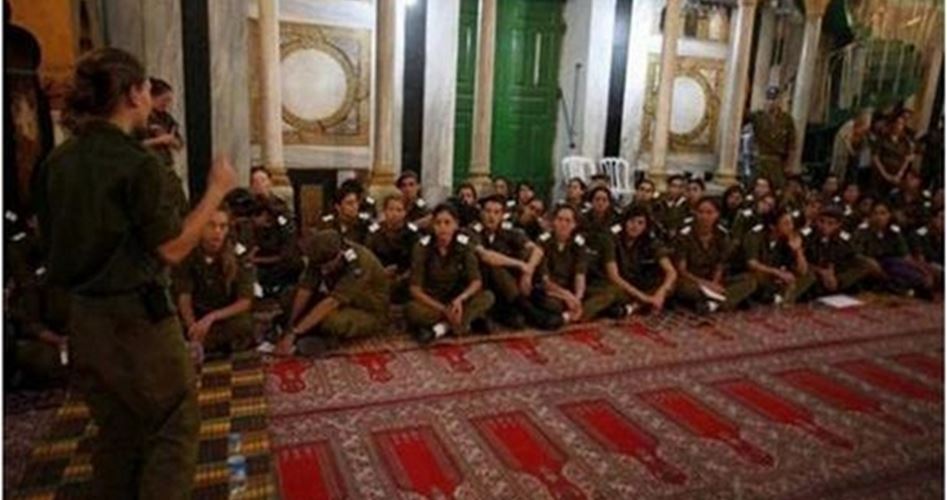 Hundreds of Zionist Settlers Stormed, Desecrated West Bank Ibrahimi Mosque