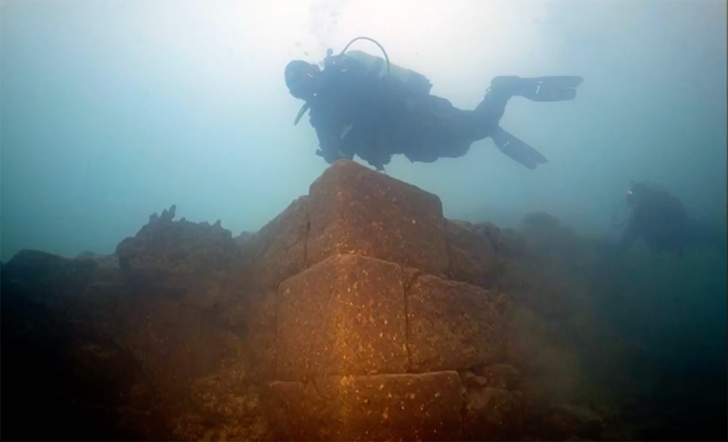 Encuentran un misterioso castillo de 3,000 años hundido en un lago de Turquía