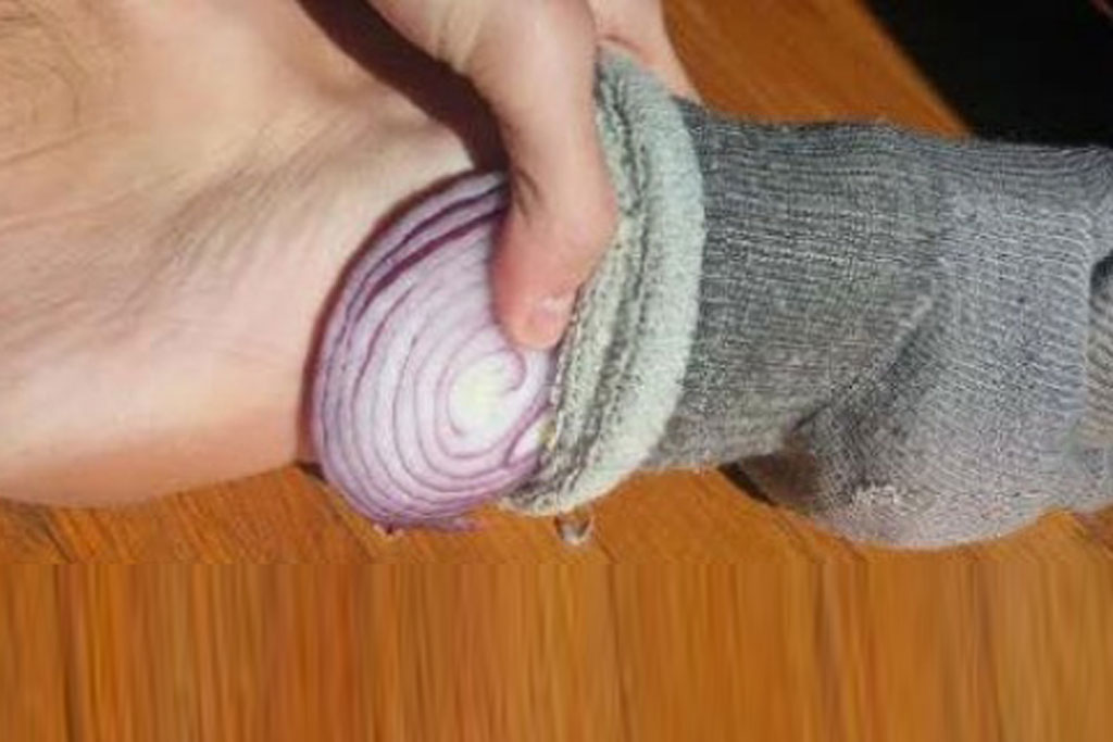 ماذا يحدث إذا وضعت بصلة في جواربك؟!