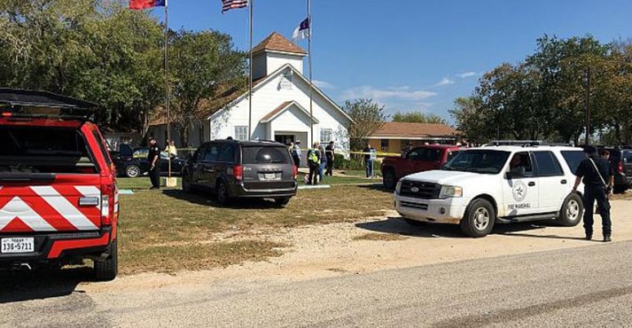 Senadores de EEUU vuelven a llamar al control de armas tras masacre en Texas