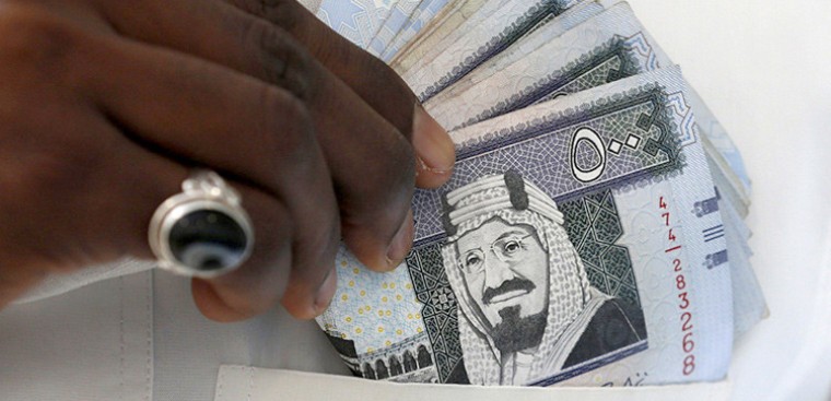 Bloomberg: Caída de producción de petróleo reduce crecimiento económico saudí