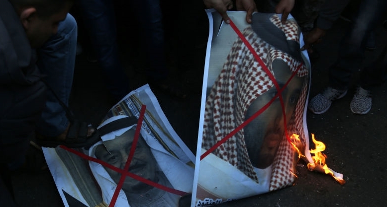 Palestinians Burn Pictures of Saudi King, Crown Price over Al-Quds Move