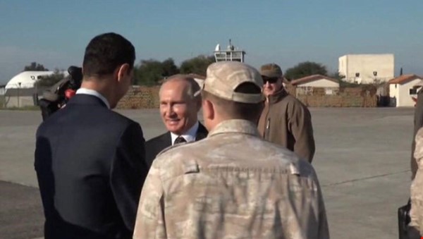 بوتين يزور قاعدة حميميم في سوريا ويلتقي الأسد لبحث سحب القوات الروسية (صور +فيديو)