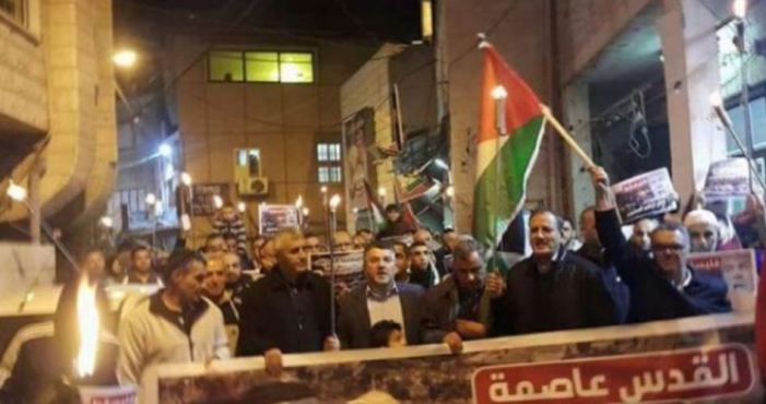 Miles de palestinos siguen protestas contra EEUU en "viernes de Ira"
