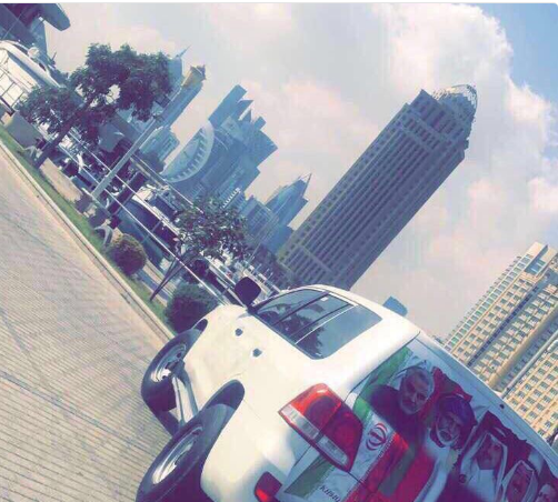 رفع صورة اللواء سليماني الى جانب صورة أمير قطر وسط الدوحة