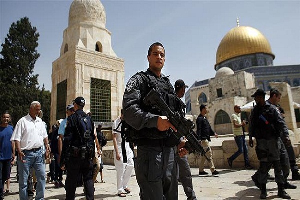 Zionist Settlers Defile Al-Aqsa Mosque under Israeli Troops Protection