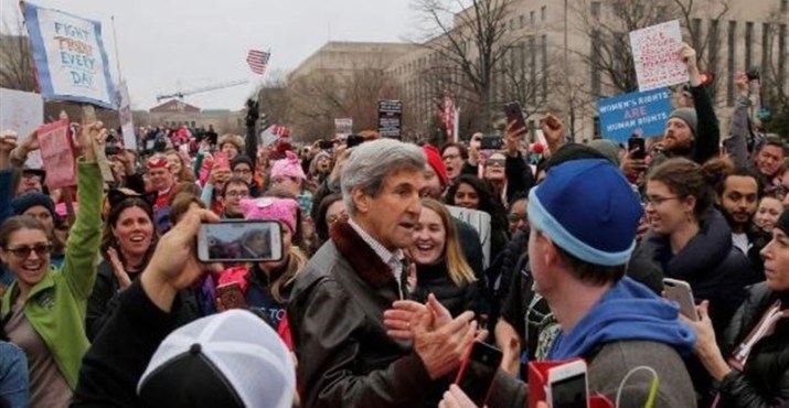 Kerry participa con su perro en la marcha contra Trump