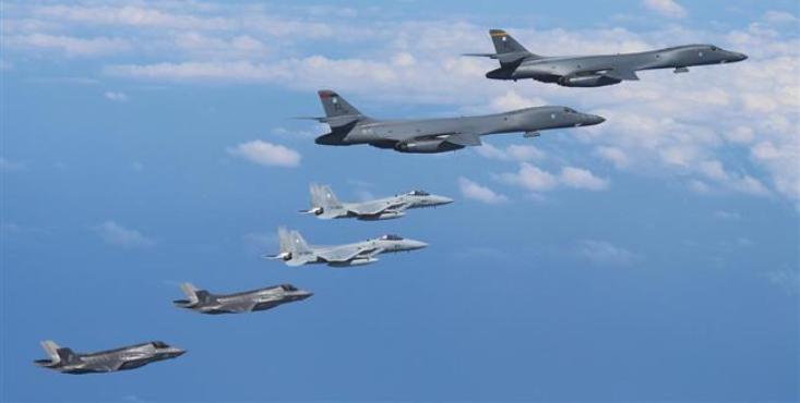 Bombarderos estratégicos de EEUU sobrevuelan la península coreana