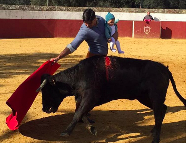 Polémica en España por imágenes de un matador toreando con su hija en brazos