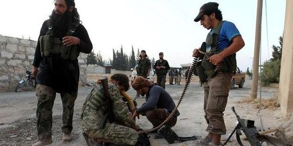 اعدامات ميدانية بحق المئات بعد تجدد الاشتباكات العنيفة بين الفصائل المسلحة غرب سوريا