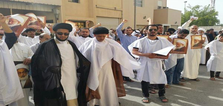 بحرین نماز جمعہ پر پابندی جاری، عوام کا کفن پہن کر مظاہرہ
