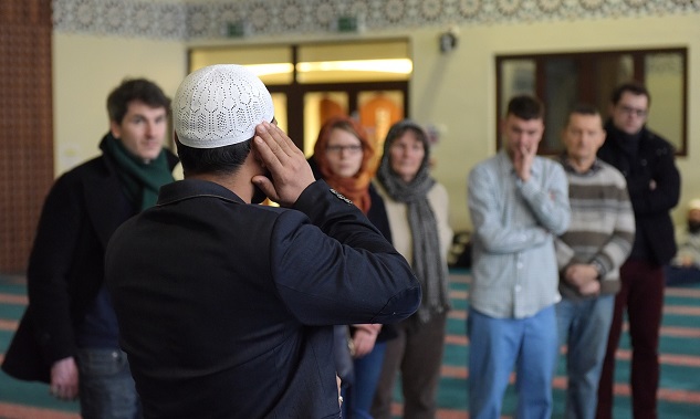 UK Mosques Open Doors to Non-Muslims Promoting Understanding