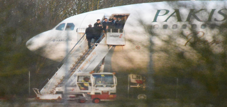 برطانیہ، جنگی طیاروں نے پی آئی اے کے طیارے کو اتارا، مطلوبہ شخص گرفتار + تصاویر